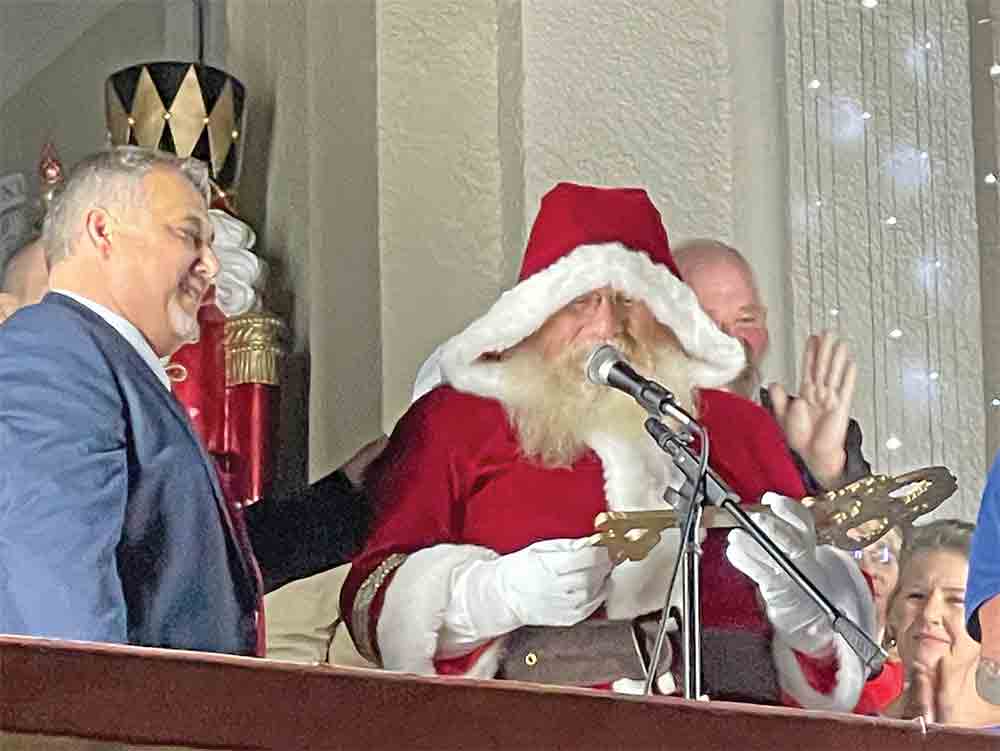 County Judge Milton Powers presented a key to the county to Santa Claus.  MOLLIE LASALLE | TCB